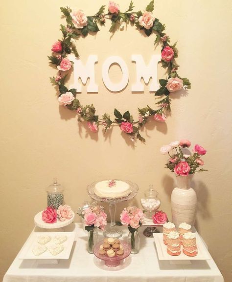 Lovely floral birthday party! See more party ideas at CatchMyParty.com! Mother’s Day Decoration Ideas, 60th Birthday Ideas For Mom, Floral Birthday Party, Mom Party, 90's Birthday Party, Mothers Day Decor, 80th Birthday Party, 70th Birthday Parties, Festa Party