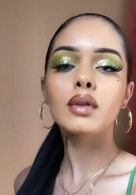 Green Y2k Makeup, Green Editorial Makeup, 2000s Makeup, Dark Makeup Looks, Makeup Green, Swag Makeup, Eye Makeup Pictures, Green Makeup, Fairy Makeup