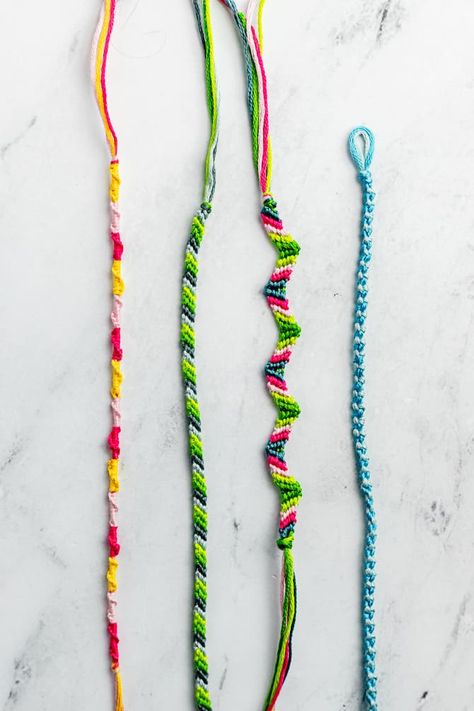 Easy Friendship Bracelet Patterns for Beginners Easy Friendship Bracelet Patterns, Friendship Bracelets Patterns, Diy Friendship Bracelets Easy, Vsco Bracelets, Friendship Bracelet Knots, Diamond Friendship Bracelet, String Friendship Bracelets, Embroidery Floss Bracelets, Floss Bracelets