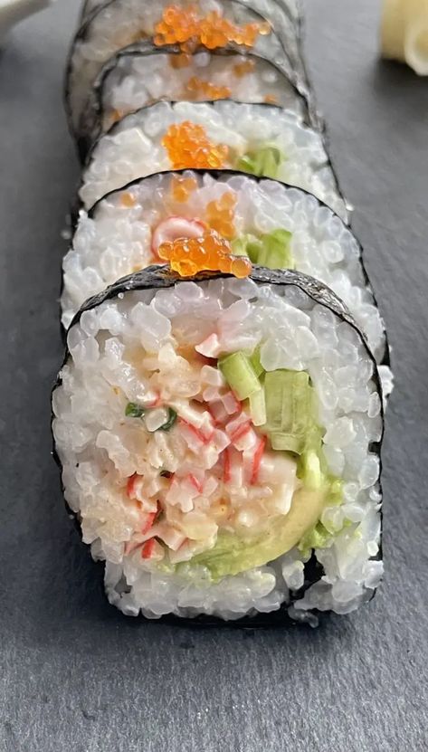 Essen, Maki Roll Recipe, Surimi Sushi, Cooked Sushi Rolls, Crab Sushi Roll, Make Sushi At Home, Maki Rolls, Crab Sushi, Sushi Recipes Homemade