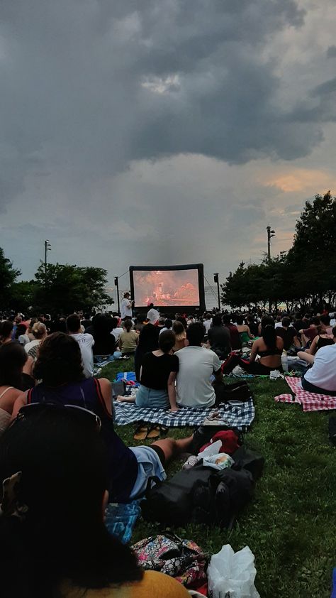 Movie At The Park, Outdoor Movie Date, Park Movie Night, Outside Cinema, Movies In The Park, Outside Movie, Nyc Bucket List, Ultimate Summer Bucket List, Group Friends