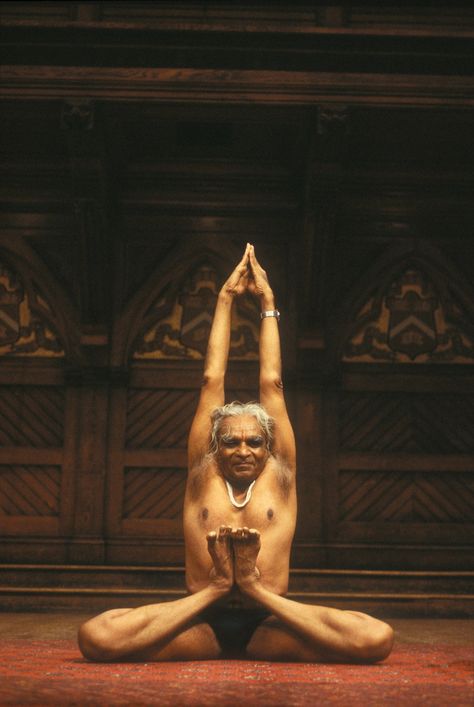 Bks Iyengar Yoga, Yoga Thoughts, Vintage Yoga, Photo Yoga, Bks Iyengar, Yoga India, Yoga Poses Photography, Beautiful Yoga Poses, Arte Yoga