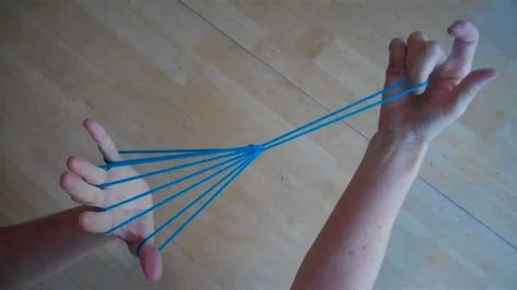 String Games Step By Step, Finger Games, Safari Camp, Witches Broom, Hand Games, Cats Cradle, Jacob's Ladder, Childhood Games, Witch Broom