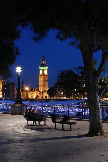 Bench With View London Nights #travel, #leisure, #trips, #vacations, https://facebook.com/apps/application.php?id=106186096099420 London Travel, London Nights, London Night, Living In London, Trip Planner, Canary Wharf, Voyage Europe, England And Scotland, London Town