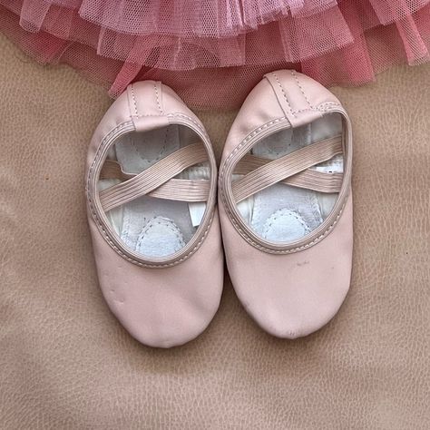 Toddler girl ballet lot Tutus, Toddler Ballet Aesthetic, Toddler Ballet Outfit, Toddler Girl Ballet, Outside Of The House, Toddler Ballet, Mix Baby Girl, Ballet Aesthetic, Baby Ballet