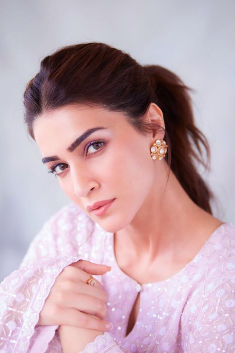 Mohagany Brown Hair, Choli Lehenga Designs, Kriti Sanon Wallpaper, Deepika Padukone Lehenga, Sabyasachi Bridal Lehenga, Lehenga Poses, Kriti Sanon Saree, Lehenga Sabyasachi, Lehenga Floral