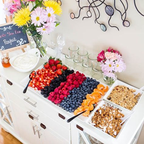 3 Tips for Perfect Brunch Yogurt Parfait Bar!!! Effortless, yet chic this colorful make-your-own-parfait bar is easy to put together and is sure to impress. #brunch #yogurtparfaitbar #brunchmenu #bridalshower #springbabyshower Yogurt Parfait Bar, Parfait Bar, Kids Yogurt, Baby Shower Brunch Food, Graduation Brunch, Fest Mad, Brunch Bar, Yogurt Bar, Brunch Decor