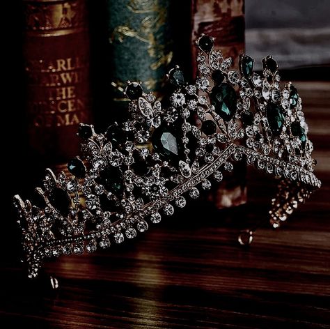 Dark Crowns Aesthetic Queen, Royalty Crown Aesthetic, Black Crowns Queens, Aesthetic Crown Queens, Dark Royalty Core Outfits, Crowns Aesthetics, Crowns And Tiaras Royalty, Dark Crown Aesthetic, Royalty Aesthetic Crown