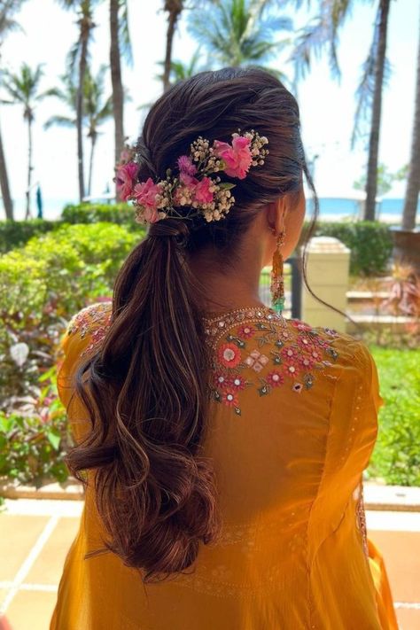 Hairstyle For Mehendi, Latest Ponytail Hairstyles, Elegant Bridal Hairstyles, Updo Hairstyles Wedding, Floral Hairstyle, Bridal Updo Hairstyles, Hairstyles For Beach, Braids Curls, Easy Wedding Guest Hairstyles