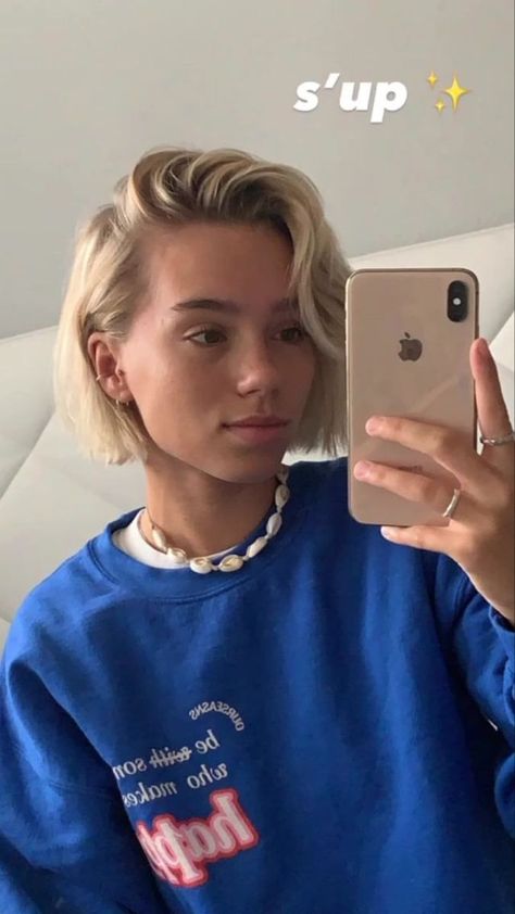 Lisa And Lena Hair, Lisa And Lena Short Hair, Lisa Mantler Short Hair, Lena Mantler Hair, Lisa And Lena, Lena Mantler, Summer Hair Accessories, Triangle Hair, Gothic Hairstyles