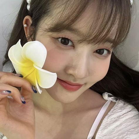 — STAYC sieun icons #sieun #stayc #kpop #icons Sieun Stayc, Stayc Sieun, Flower Icons, Star Awards, Pop Photos, Who Runs The World, It's Going Down, Girl Icons, Kpop Girl Groups