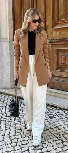 Tuesday Outfit Casual, Outfits Con Blazer Beige Mujer, Old Money Office Outfit, Outfits Con Blazer Beige, Outfit Con Blazer Beige, Beige Blazer Outfits Women Casual, Outfit Blazer Blanco, Nude Blazer Outfit, Beige Blazer Outfits Women