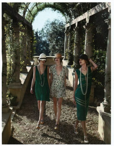 modern flappers.  More inspiration at Valencia Bed and Breakfast: http://www.valenciamindfulnessretreat.org 20s Fashion, Gatsby Girl, Style Année 20, Roaring 20s Fashion, Great Gatsby Fashion, Party Kleidung, Gatsby Style, Gatsby Wedding, Retro Mode