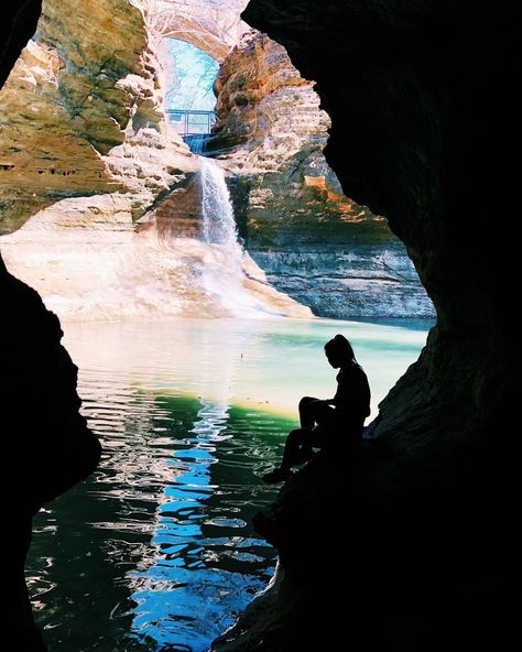 31 Secret Places In Illinois To Bring Your Girlfriend This Summer - Narcity Outdoor Dates, Illinois Travel, Hiking Places, Best Places To Vacation, Secret Places, Road Trip Usa, Beautiful Places To Travel, Beautiful Places To Visit, Pretty Places