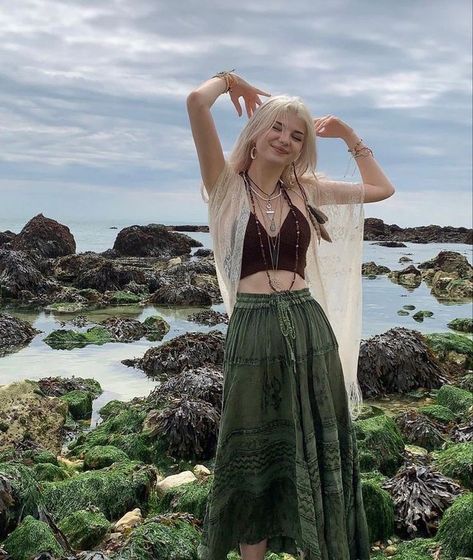 Ideas for indie hippie outfit Fashion style. Lastest and trending ideas for indie hippie outfits. Green Long Skirt, Long Skirt Y2k, Fairy Grunge Outfit, Hippie Fits, Long Green Skirt, Looks Hippie, Fairycore Outfits, Haine Diy, Grunge Fairycore