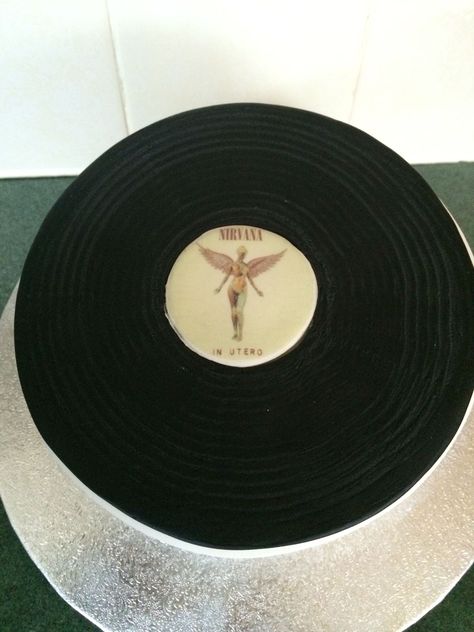 Vinyl Birthday Cake, Nirvana Birthday Cake, Nirvana Birthday Party, Grunge Birthday Cake, Nirvana Birthday, Nirvana Cake, Music Cake Ideas, Vinyl Cake, Nirvana Vinyl