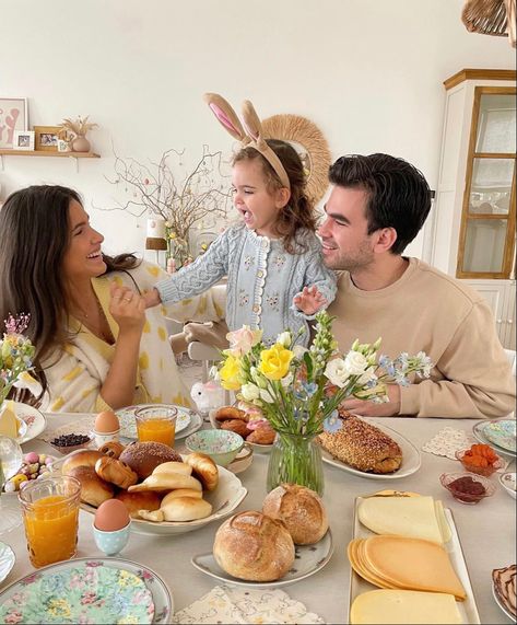 Breakfast Family Photography, Family Morning Aesthetic, Family Lunch Photography, Christmas Breakfast Photography, Happy Healthy Family Aesthetic, Family Breakfast Photography, Easter Family Aesthetic, Family Dinners Aesthetic, Family Dinner Photoshoot