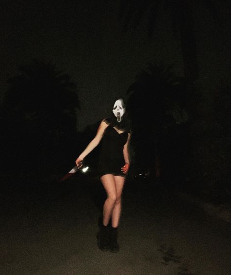 female ghostface costume black dress scream movies party insta post inspo Scream Women Costume, Hot Scream Costume, Female Scream Costume, Ghostface Costume Women, Female Ghostface Costume, Scream Couple Costume, Scream Halloween Costume Women, Female Ghost Face, Ghost Face Costume Women