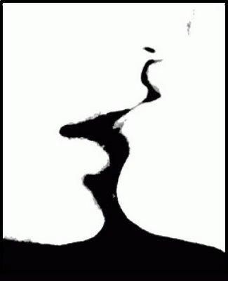 Kissing Sillhoute, Kiss Drawings Minimalist, Women Kissing Silhouette Art, Silohette Artwork Easy, Black And White Silhouette Art, Kissing Illustration, Silhouette Kissing, Silhouette Kiss, Kiss Silhouette