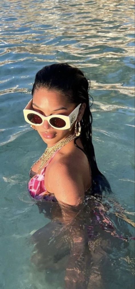 Saweetie Vacation, Vacation Photo Ideas Black Women, Vacation Picture Ideas Black Women, Insta Holiday Pics, Vacation Pics Black Women, Instagram Picture Ideas Black Women, Poses For Pictures Instagram Baddie, Sunglasses Aesthetic Beach, Vacation Pictures Black Women