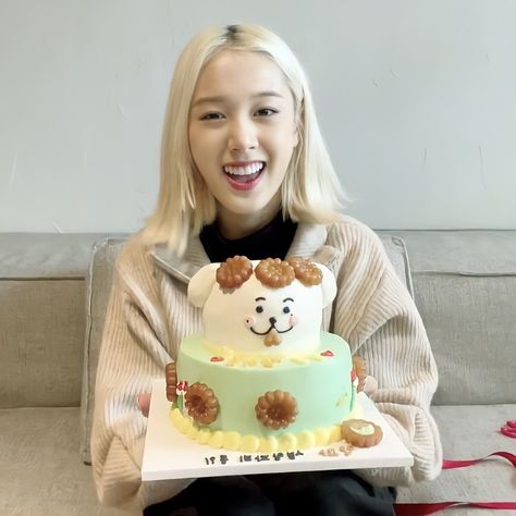 j icon birthday vlive stayc star to a young culture lq low quality kpop idol kpop k girl idols cute soft icons pfp Cute Soft Icons, Twitter Header Layout, K Girl, J Stayc, Kpop Twitter, Cake Icon, Birthday Icon, Cute Birthday Cakes, Birthday Cake Girls