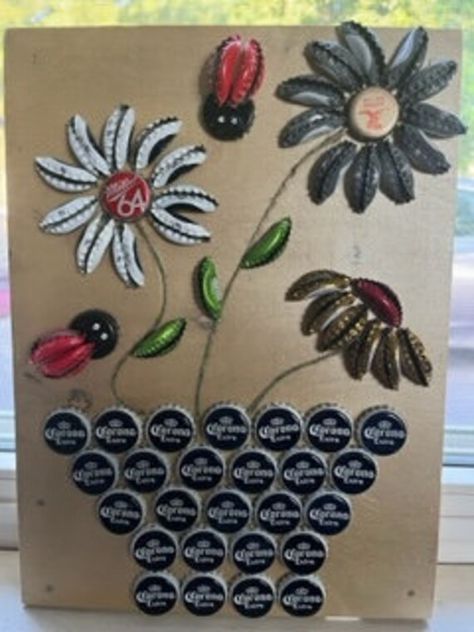 Flower with lady bugs beer cap art.  Custom wall art made from beer caps on recycled wood. Upcycling, Beer Bottle Top Crafts, Beer Cap Decor, Beer Cap Crafts Diy, Bottle Cap Flowers, Beer Cap Projects, Beer Bottle Cap Art, Bottle Top Art, Beer Bottle Cap Crafts