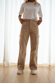 Beige Pants Outfit, Beige Cargo Pants, Cargo Pants Outfits, Brown Cargo Pants, Cargo Outfit, Khaki Cargo Pants, Jeans Cargo, Cargo Pants Outfit, Beige Outfit