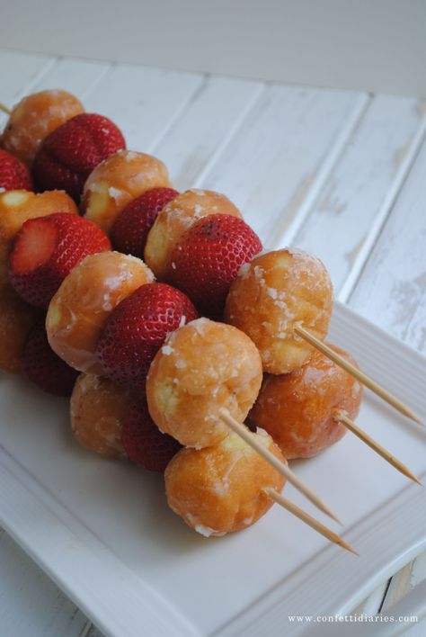 Brunch Finger Foods, Breakfast Finger Foods, Bridal Brunch Food, Fruit Kabob, Birthday Breakfast Party, Brunch Party Recipes, Party Snacks Easy, Brunch Desserts, Breakfast Party