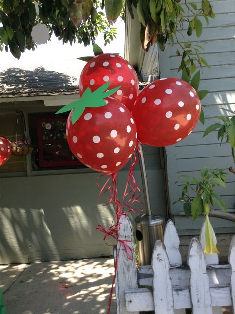 Strawberry balloons: polka dot balloons with cardstock paper stems Strawberry Balloons, Deco Baby Shower, Polka Dot Balloons, Strawberry Shortcake Birthday, Fruit Birthday, Strawberry Shortcake Party, Strawberry Baby, Fiesta Tropical, Strawberry Party