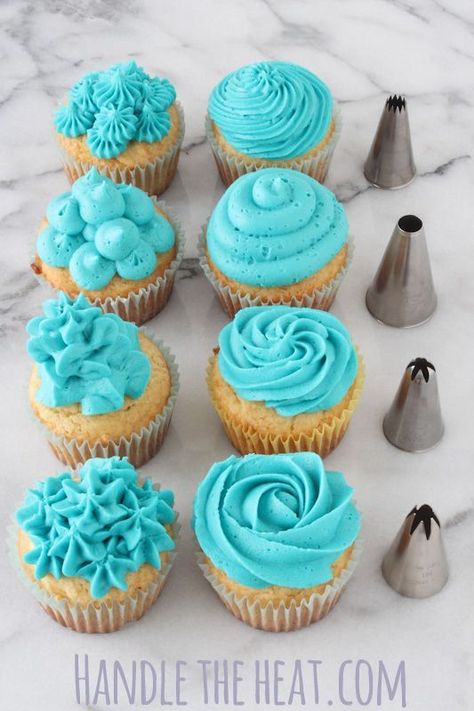 Video: Cupcake Decorating Tips ~ a quick video and tutorial about how to decorate cupcakes using piping tips Resep Brownies, Blue Frosting, Săpunuri Handmade, Cupcake Decorating Tips, Decoration Patisserie, Decorator Frosting, Frosting Tips, Cupcake Decorating, Cupcake Frosting