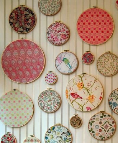 Cute idea for a craft room or Nursery.  I would use baby blankets or bits of fabric I fall in love with. Hiasan Dinding Diy, Kerajinan Diy, Tricia Guild, Diy Clouds, Embroidery Hoop Wall, Diy Wand, Embroidery Hoop Wall Art, Granny Chic, Leftover Fabric