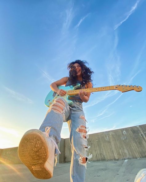 Guitar, girl guitarist, fender guitar How To Pose With Guitar, Photos With Guitar Ideas, Musician Senior Photos, Guitar Model Photography, Photo Pose With Guitar, Photoshoot With Electric Guitar, Bass Guitar Photoshoot, Poses With Electric Guitar, Female Guitarist Photoshoot