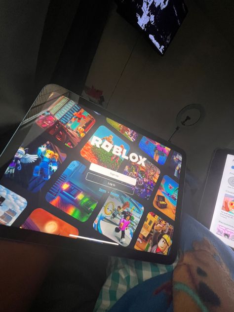 Roblox on ipad 10th generation blue Ipad 10th Generation Blue, Ipad Picture, Ipad 10th Generation, Ipad Essentials, Dump Ideas, Ipad Kids, Iphone Obsession, Chill Photos, Play Roblox