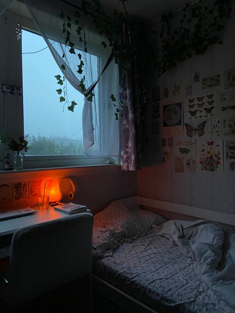 i love my room Clean And Cozy Bedroom Aesthetic, Comfort Room Aesthetic, Autumn Room Aesthetic, Clean Room Aesthetic, Cozy Small Bedrooms, Messy Bedroom, Pretty Rooms, Cottage Room, Small Room Design Bedroom