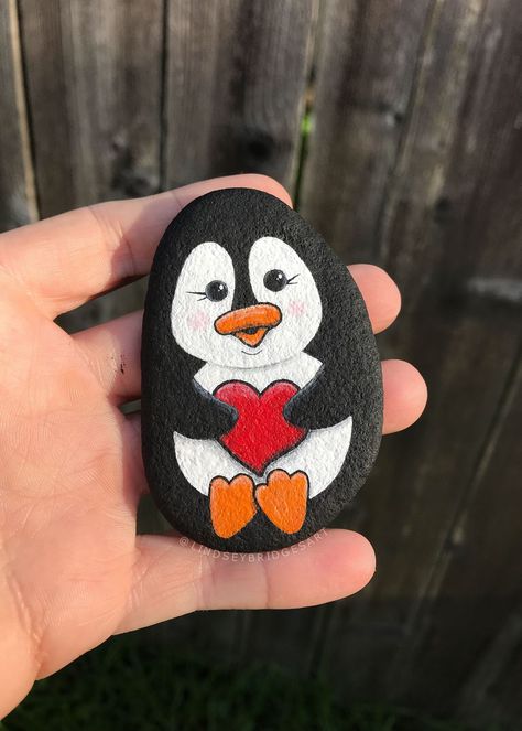 Pinguin Garden Types, Rock Kunst, Art Pierre, Painted Rock Animals, Painted Rocks Craft, Painted Rocks Diy, Rock Painting Patterns, Rock Painting Ideas Easy, Airbrush Art