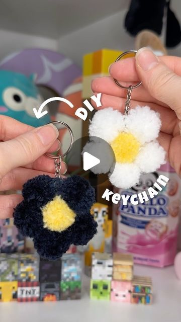 Diy Matching Keychains, Keychain Matching, How To Make Keychains, Mothersday Gifts Diy, Pompom Keychain, Diy Keyring, Artsy Ideas, Matching Keychains, Crafty Creations