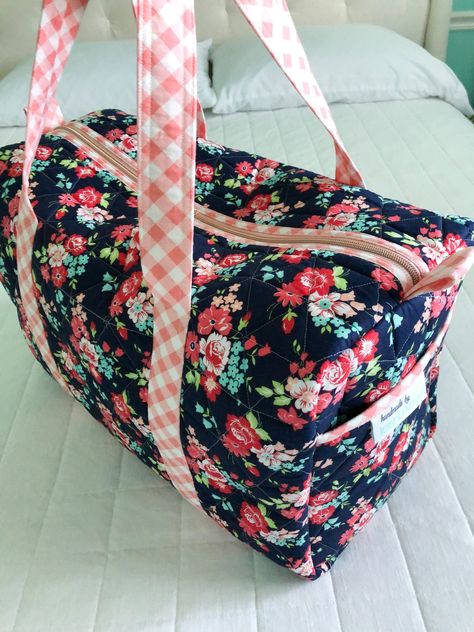 Diy Quilted Duffle Bag, Quilted Duffle Bag Pattern Free, Duffle Bag Sewing Pattern Free, Diy Duffle Bag Pattern Free, Overnight Bag Pattern, Duffle Bag Tutorial, Byannie Bags, Diy Quilted Bag, Diy Duffle Bag