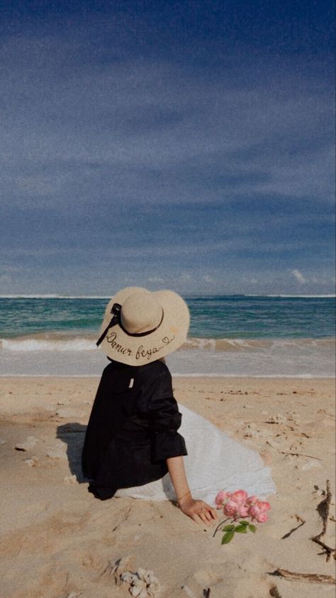 Beach Instagram Pictures, Sea Pictures, Summer Hats Beach, Sea Photography, Beach Photography Poses, Beach Shoot, Creative Instagram Photo Ideas, Girly Images, Women Photography Poses