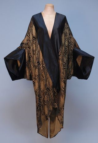 japonismefashion: Paris Label Silk and Lame Cocoon Style... | Art Deco | Bloglovin’ 20s Fashion, Moda Academia, Paul Poiret, Evening Coat, Mode Kimono, Cocoon Coat, Retro Mode, Looks Street Style, Pale Gold
