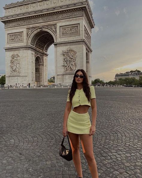 Cute Outfits For Paris Summer, Paris Outfits In Summer, Europe Looks, Paris Looks Spring, Summer Outfit Paris, Paris May Outfit, Paris Outfit Inspo Summer, France Picture Ideas, Paris Looks Outfit Summer