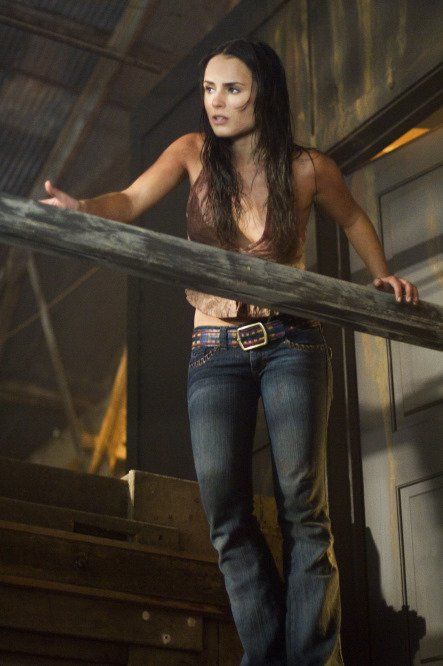 Jordana Brewster in The Texas Chainsaw Massacre: The Beginning (2006) Horror Halloween Costumes, Brewster Wallpaper, Cowgirl Jeans, Jordana Brewster, Texas Chainsaw, Slasher Movies, Body Poses, Movie Lover, Chainsaw