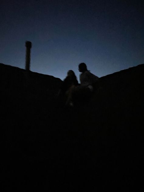 back lighting picture of friends on roof Roof Stargazing, Sitting On Roof Aesthetic, Sitting On The Roof At Night Aesthetic, Rooftop At Night, Sitting On Roof, Saltburn Summer, Lisbon Sisters, Ali Hazelwood, Twisted Games