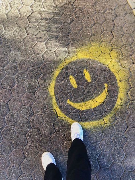 Graffiti Smiley Face, Peter Pettigrew Aesthetic, Smiley Face Aesthetic, Smiley Face Art, Aesthetic Graffiti, Happiness Aesthetic, Aesthetic Smile, Peter Pettigrew, Smile Wallpaper