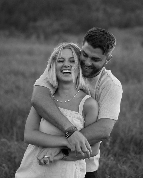 1st Year Anniversary Photoshoot, One Year Anniversary Photoshoot Ideas, Anniversary Pictures Couples 1 Year, One Year Anniversary Pictures, 2 Year Anniversary Photo Shoot Ideas, One Year Anniversary Picture Ideas, 15 Year Anniversary Photo Shoot, 1st Anniversary Photo Shoot Ideas, 1 Year Anniversary Photo Shoot Ideas