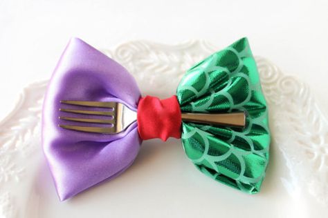 This Little Mermaid hair bow: | 29 Things To Help You Embrace Your Inner Disney Princess Mermaid Hair Bow, Mermaid Bow, Ariel Hair, Disney Hair Bows, Disney Princess Hairstyles, Disney Bows, Disney Merch, Disney Hair, Princess Hair