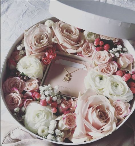 Flower Gift Box Design, Gift Box Ideas With Flowers, Valentine’s Day Gift Boxes Ideas, Flower Box Ideas Gift, Gift Wrapping Ideas With Flowers, Floral Gift Box Ideas, Valentines Gift Box Ideas For Her, Valentine Flower Box Ideas, Diy Flower Boxes Gift