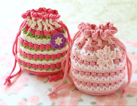 Crochet mini drawstring bag can be used for holding make-up and small items . It is very functional 🌸🌷🌸 Amigurumi Patterns, Mini Pouch Crochet, Crochet Mini Pouch, Chunky Yarn Crochet, Crochet Drawstring Bag, Handbags Patterns, Crochet Pouch, Simple Crochet, Crochet Handbags Patterns