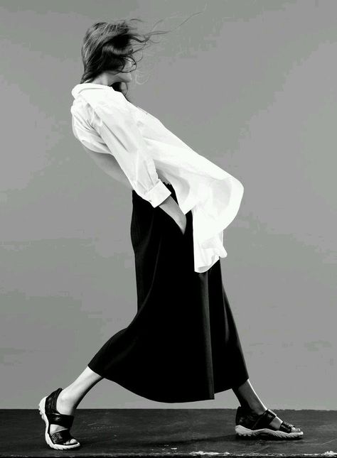 LOVE this movement Modern Fashion Photography, Poses For Oversized Shirt, Minimalist Moda, Black And White Fashion, Editorial Styling, Photo Hacks, Studio Photography Fashion, Fashion Minimalist, Shoes Photography