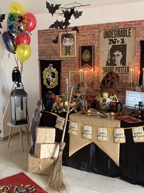 Hogwarts Houses Decorations, Harry Potter Birthday Party Ideas Games Sorting Hat, Harry Potter Photo Backdrop, Harry Potter Tablescape, Harry Potter Party Ideas Decoration, Harry Potter Backdrop, Harry Potter Theme Birthday Party, Harry Potter Birthday Decorations, Hogwarts Decor