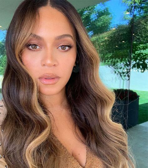 Fall Is Coming and These Will Be the Most Popular Hair Color Trends Beyonce Hair Color, Face Framing Hair, Beyonce Hair, Maroon Hair, Inspo Hair, Popular Hair Color, Money Piece, Gorgeous Hair Color, 90s Hairstyles